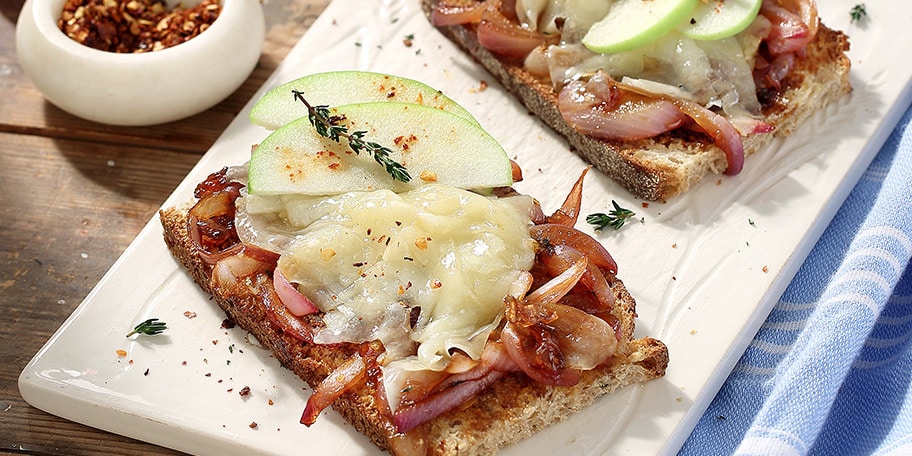 Μπρουσκέτες με γραβιέρα, θυμάρι και μελωμένα κρεμμύδια