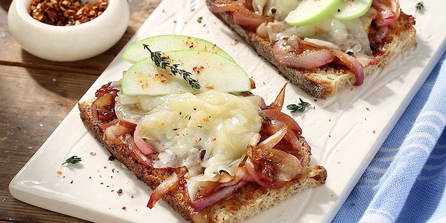 Μπρουσκέτες με γραβιέρα, θυμάρι και μελωμένα κρεμμύδια