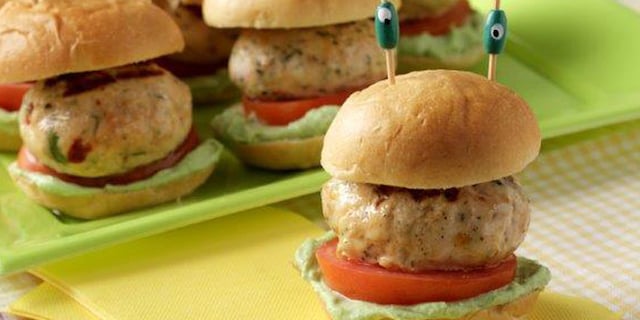 Μπεργκεράκια με μπιφτέκια κοτόπουλου και κρέμα αβοκάντο