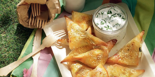 Τυροπιτάκια με φέτα, κασέρι, δυόσμο και ντοματίνια