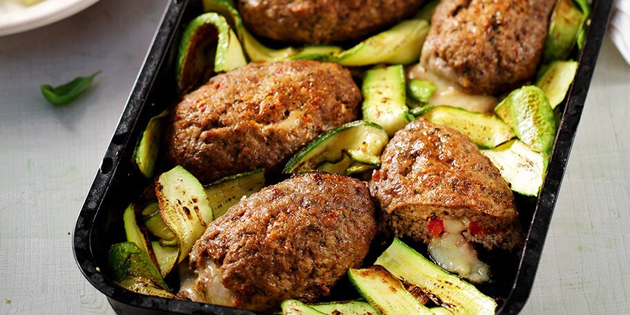 Μπιφτέκια γεμιστά με τυρί, βασιλικό και ψητά κολοκυθάκια 