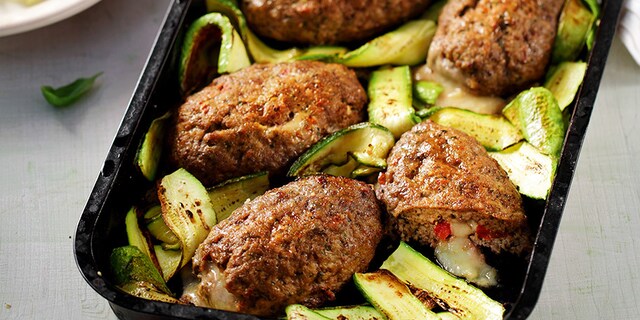 Μπιφτέκια γεμιστά με τυρί, βασιλικό και ψητά κολοκυθάκια 