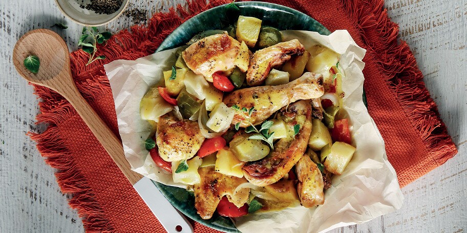 Κοτόπουλο κλέφτικο με λαχανικά και κεφαλοτύρι στη λαδόκολλα