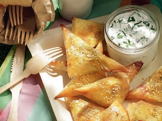 Τυροπιτάκια με φέτα, κασέρι, δυόσμο και ντοματίνια