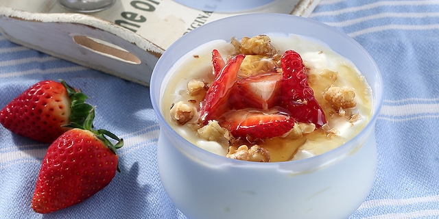 Γιαούρτι με ψητά καρύδια, φράουλες και μέλι