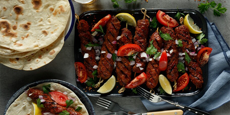 Αρνίσιο κεμπάπ με σπιτικές πίτες