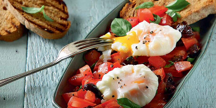 Αβγά ποσέ με σάλτσα από ντοματίνια, ελαιόλαδο, βασιλικό, ελιές και ψωμί σίκαλης