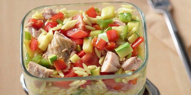 Κριθαράκι με ψιλοκομμένα λαχανικά και τόνο κονσέρβας