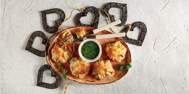 Πουγκιά με μοσχάρι και λαχανικά με φρέσκο τσάτνεϊ κόλιανδρου και μέλι  