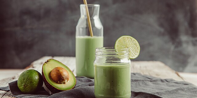 Smoothie χωρίς λακτόζη με ρόφημα αμυγδάλου και αβοκάντο