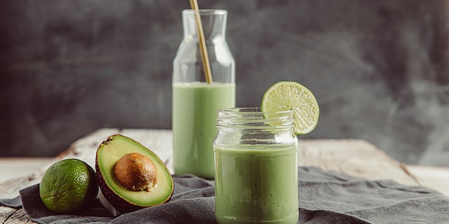 Smoothie χωρίς λακτόζη με ρόφημα αμυγδάλου και αβοκάντο