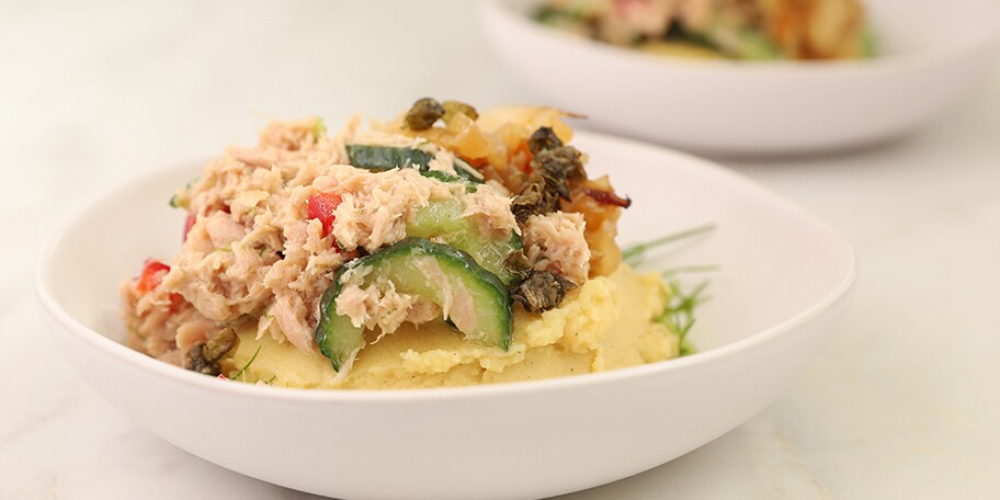 Φάβα με τονοσαλάτα, καραμελωμένο κρεμμύδι & τηγανητή κάπαρη με κύβο Knorr. 