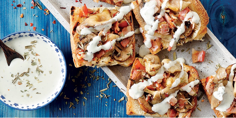 Μπρουσκέτες με μανιτάρια και σάλτσα ροκφόρ