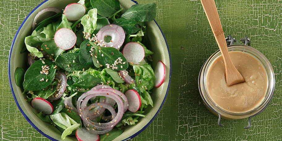 Σαλάτα με σπανάκι, μαρούλι και ραπανάκια με λεμονάτη σάλτσα με ταχίνι