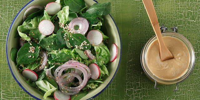 Σαλάτα με σπανάκι, μαρούλι και ραπανάκια με λεμονάτη σάλτσα με ταχίνι