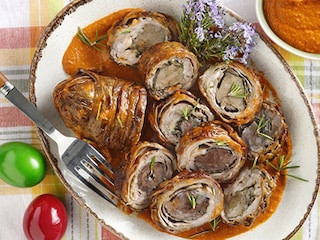 Κοκορέτσι ψητό με σάλτσα από πιπεριά και ντομάτα