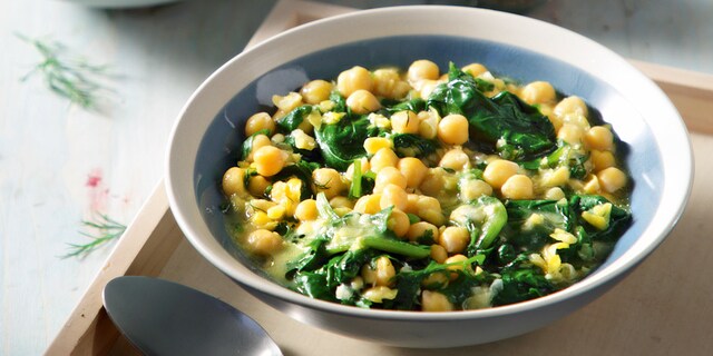 Ρεβίθια στη γάστρα με μυρωδικά χόρτα