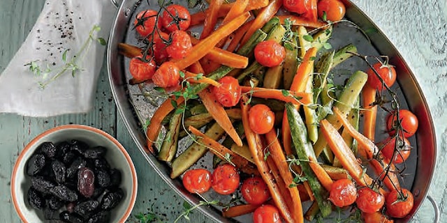 Φάβα με ψητά καρότα, κολοκυθάκια, ντοματίνια με λαδολέμονο από αρωματικά εποχής