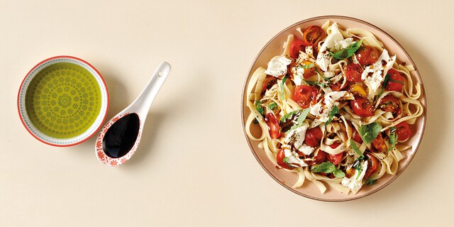 Σαλάτα με χυλοπίτες, ντοματίνια και μοτσαρέλα