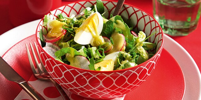 Σαλάτα της Λαμπρής με πρασινάδες