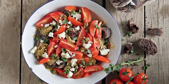 Ντάκος με χαρουποπαξίμαδο, ντοματίνια και πάστα ελιάς