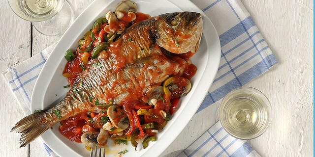 Τσιπούρες στην γάστρα με λιαστές ντομάτες και κάππαρη