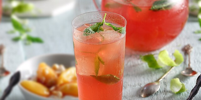 Κρύο τσάι με ιβίσκο, λάιμ και δυόσμο