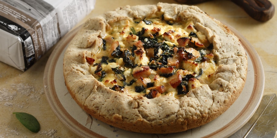 Πίτα ανοιχτή με σπανάκι, κοτόπουλο και μανούρι