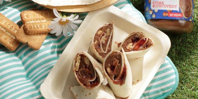 Τορτίγιες ρολό με μαρμελάδα, μπισκότα digestive και μερέντα