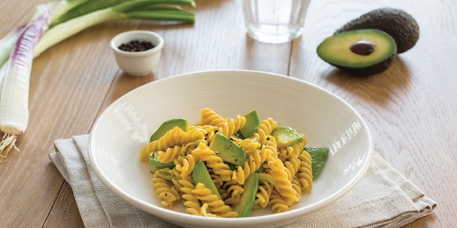 CARBONARA ΜΕ FUSILLI ΟΛΙΚΗΣ ΑΛΕΣΕΩΣ ΚΑΙ ΑΒΟΚΑΝΤΟ