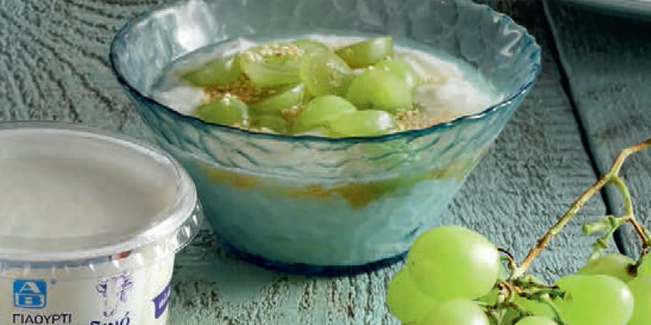 Γιαούρτι με σταφύλια, μέλι και σουσάμι