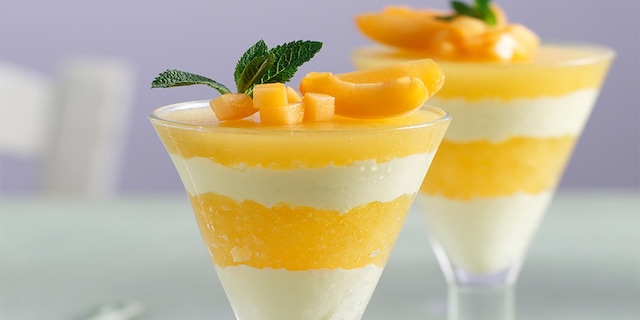 Παρφέ λεμονιού με σάλτσα βερίκοκο σε στρώσεις στο ποτήρι