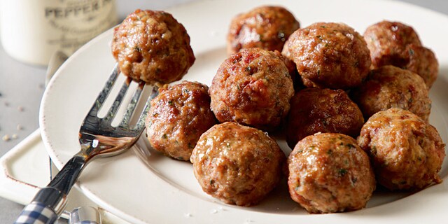 Κεφτεδάκια αφράτα με τριμμένο καρότο και ντομάτα