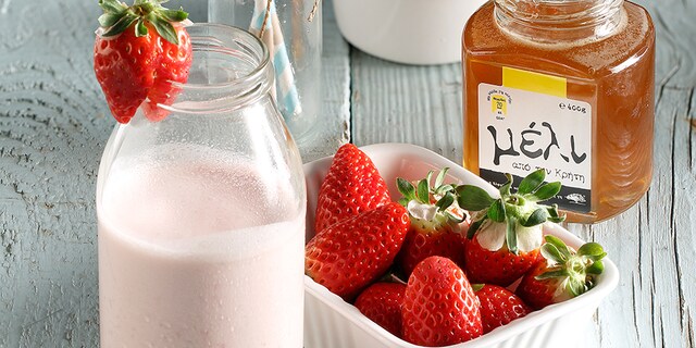 Smoothie με γιαούρτι, φρούτα, μέλι και μαστίχα