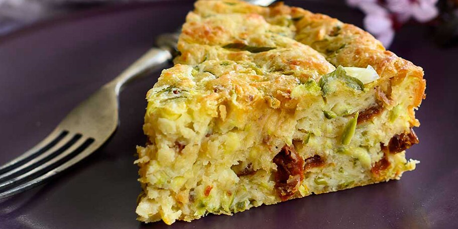 Τυρόπιτα με κολοκυθάκι και λιαστή ντομάτα χωρίς φύλλο