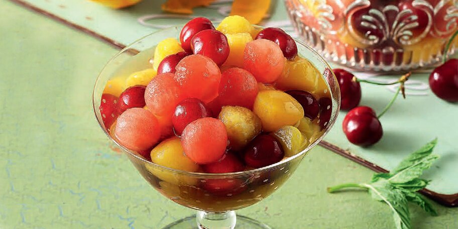 Φρουτοσαλάτα με κεράσια, καρπούζι και ροδάκινα σε κρύο σιρόπι μαστίχας