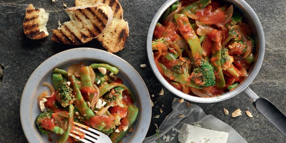 Φασολάκια μπαρμπούνια και μπρόκολο με φρέσκια ρίγανη και καβουρδισμένα αμύγδαλα