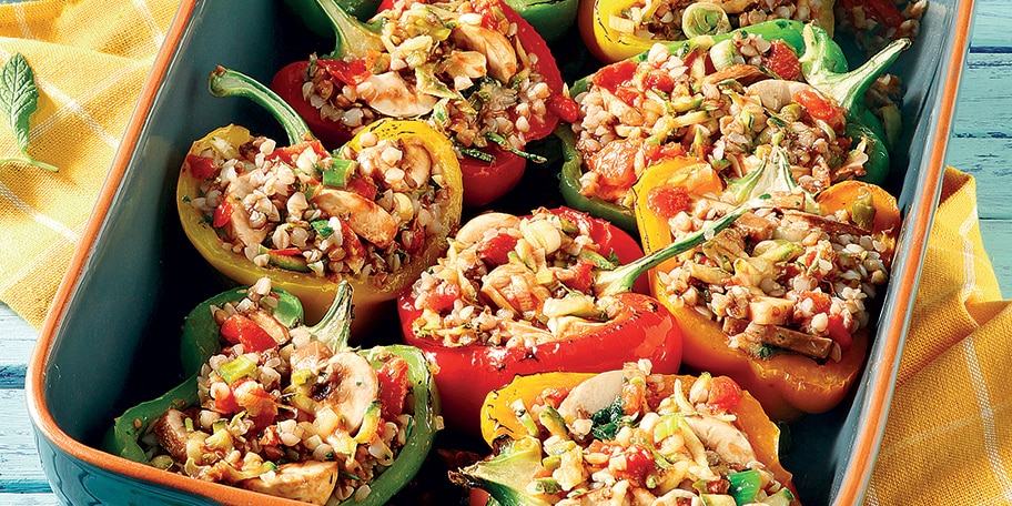 Πιπεριές γεμιστές με φαγόπυρο, μανιτάρια και μυρωδικά