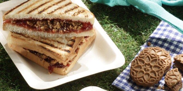 Γλυκό σάντουϊτς με μπισκότα ΑΒ και μαρμελάδα φράουλα ΑΒ 