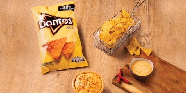 Cheese Cheddar Sauce & Καπνισή μαγιονέζα με Doritos αλάτι