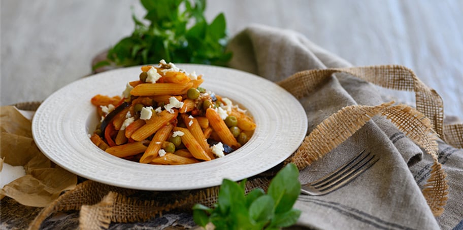 PENNE RIGATE ΜΕ ΛΑΧΑΝΙΚΑ, ΣΑΛΤΣΑ ΤΟΜΑΤΑΣ ΜΥΡΩΔΙΚΑ ΚΑΙ ΦΕΤΑ
