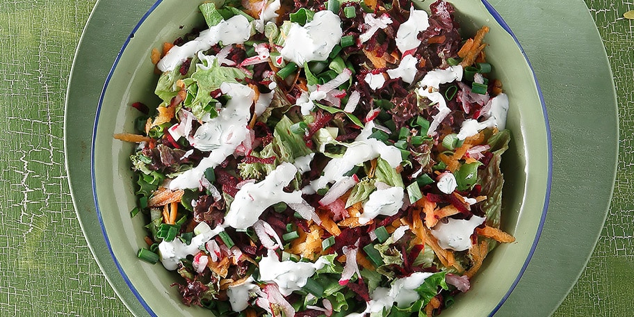 Μαρουλοσαλάτα με ωμές ρίζες και σάλτσα τυριού 