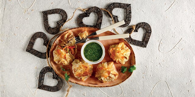 Πουγκιά με μοσχάρι και λαχανικά με φρέσκο τσάτνεϊ κόλιανδρου και μέλι  