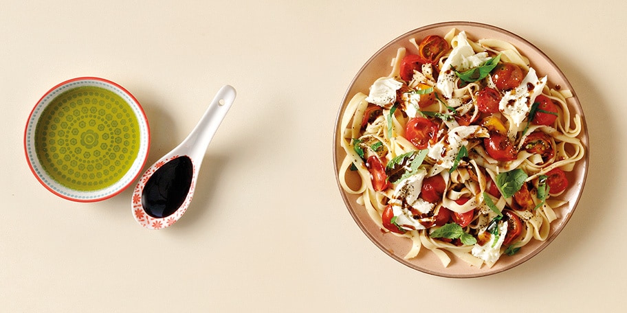 Σαλάτα με χυλοπίτες, ντοματίνια και μοτσαρέλα