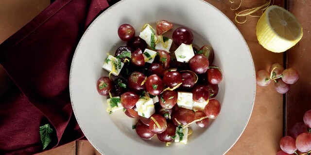 Φρουτοσαλάτα με σταφύλια ΑΒ Crimson, φέτα, μέλι, ξύσμα, χυμό λεμονιού και φύλλα δυόσμου