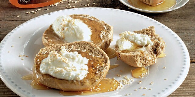 Μελωμένα ντακάκια με μέλι από άνθη πορτοκαλιάς, κατίκι και σουσάμι 