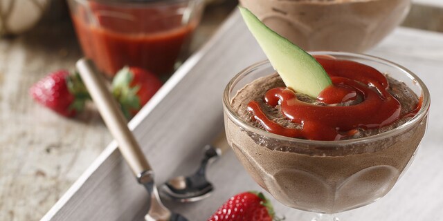 Μους σοκολάτα με γάλα καρύδας,  μέλι και σάλτσα φράουλας