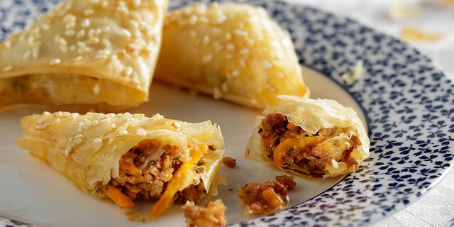 Τριγωνάκια με κιμά χωριάτικου λουκάνικου  