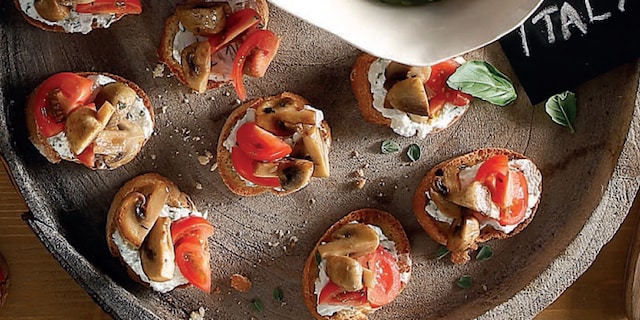 Μπρουσκετάκια  με ρικότα, μανιτάρια σοτέ  και τοματίνια 