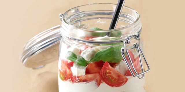 Παξιμάδι στο βάζο με γιαούρτι, φέτα, ντοματίνια και βασιλικό